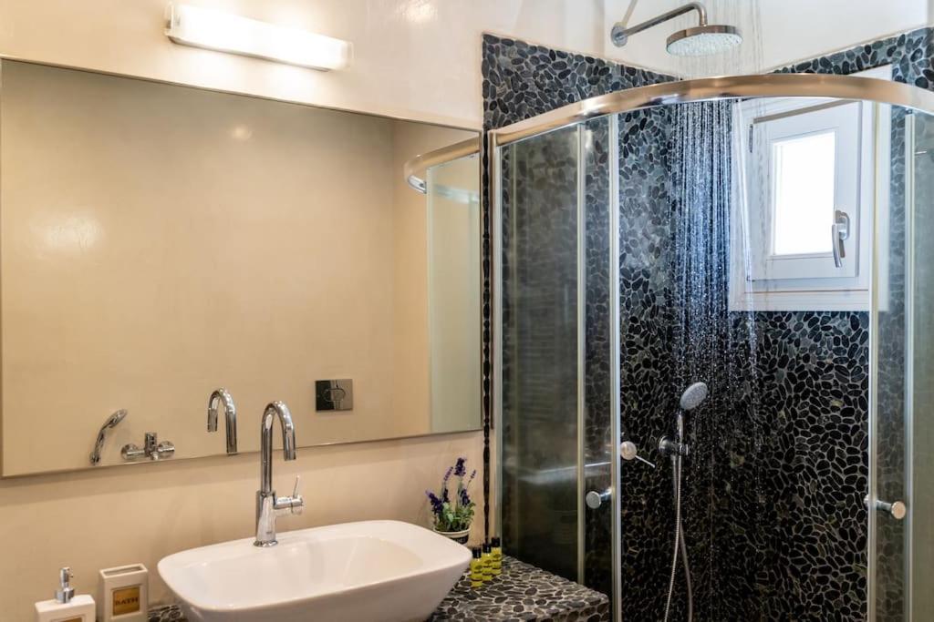 In The Heart Of Fira & Free Pool - Nychteri Suite ภายนอก รูปภาพ