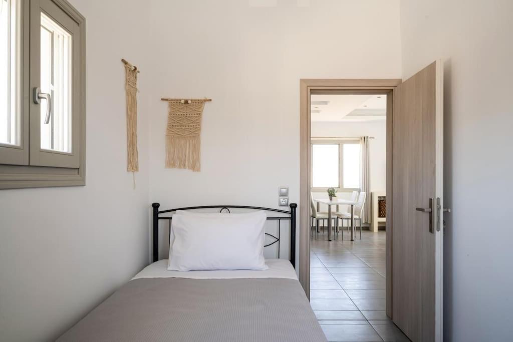 In The Heart Of Fira & Free Pool - Nychteri Suite ภายนอก รูปภาพ
