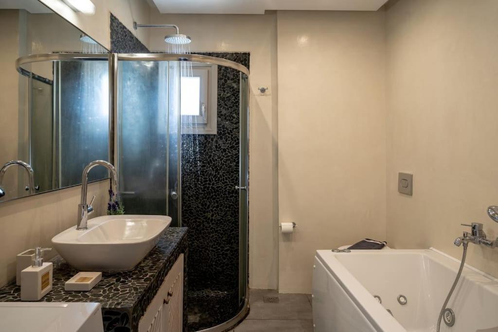 In The Heart Of Fira & Free Pool - Nychteri Suite ภายนอก รูปภาพ