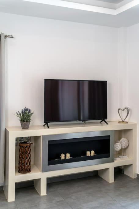 In The Heart Of Fira & Free Pool - Nychteri Suite ภายนอก รูปภาพ